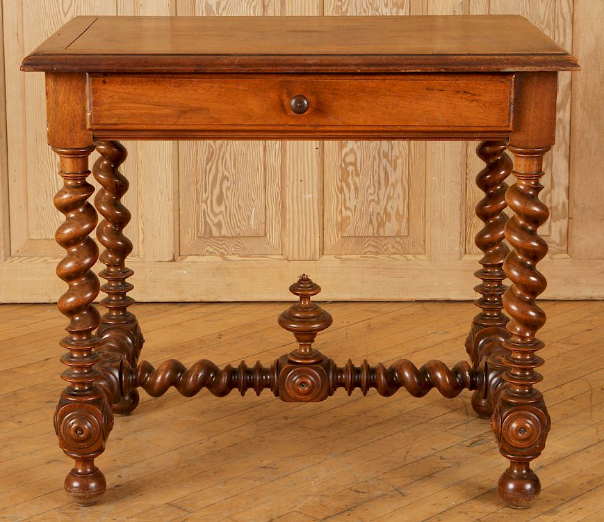 19TH CENTURY FRENCH WALNUT OCCASIONAL TABLE A nineteenth century French