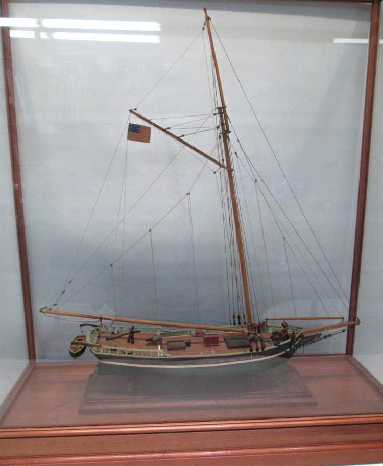 CASED WOOD MODEL SAILING SHIP single mast ship without sails