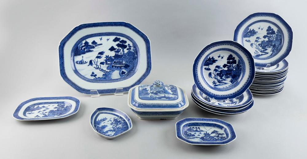APPROX 27 CHINESE EXPORT BLUE AND WHITE NANKING PORCELAIN TABLEWARES