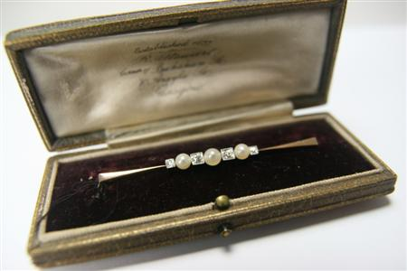 An early 20th century bar brooch set to the centre