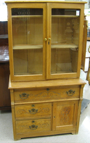 A VICTORIAN OAK CABINET ON CHEST American late 19th century