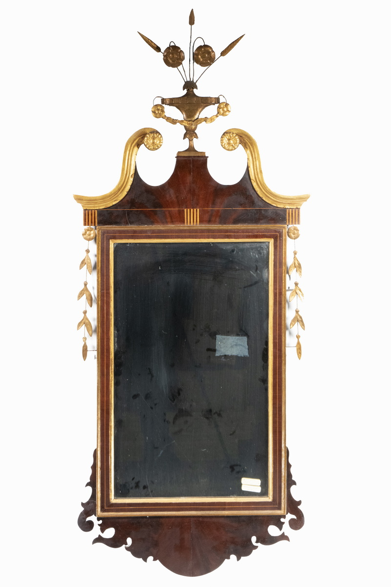 CHIPPENDALE LOOKING GLASS 18th c Mirror in parcel gilt mahogany