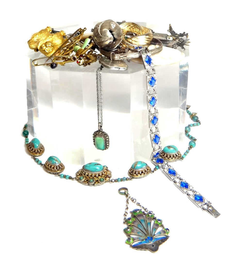 A group of mostly jewellery comprising fifteen brooches and pins