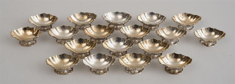 SET OF EIGHTEEN AMERICAN SILVER FOOTED INDIVIDUAL SALTS With lion