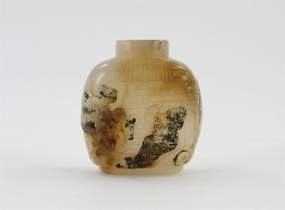 A Chinese agate snuff bottle carved with two figures meeting