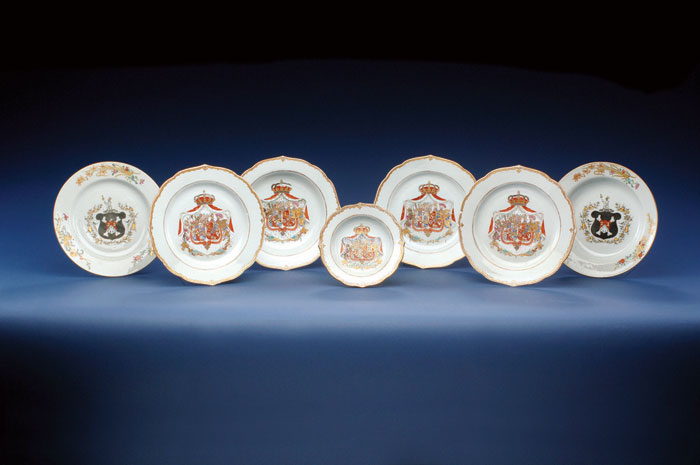 PAIR OF CHINESE EXPORT PORCELAIN ARMORIAL DINNER PLATES WITH THE