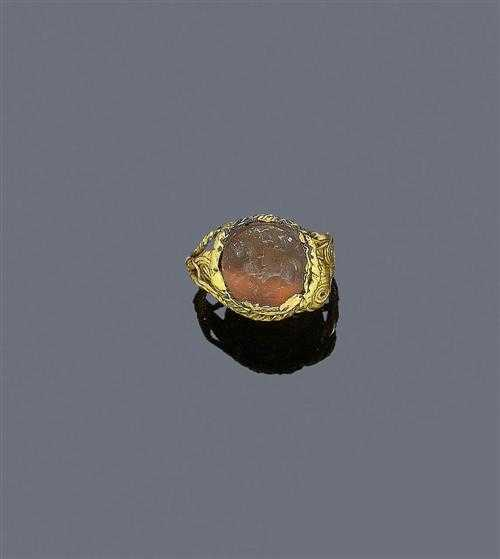 RING WITH ANTIQUE INTAGLIO Yellow gold Rare antique open worked