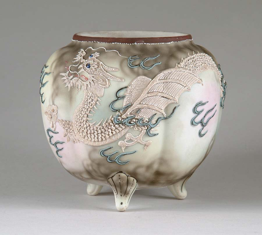 NIPPON DRAGON MELON RIBBED BOWL Three footed melon ribbed bowl