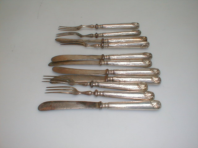 A set of early 19thC silver handled dessert knives and