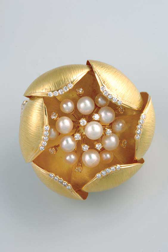 PEARL DIAMOND AND GOLD FLOWER BROOCH Pearl diamond and 18K