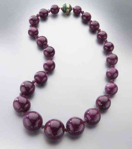 18K gold ruby and jade necklacehaving 23 round polished bead