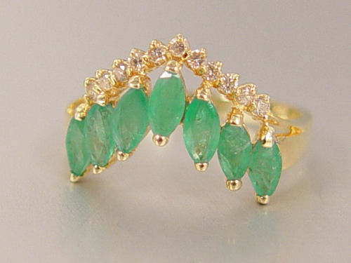 14K EMERALD AND DIAMOND RING 14K yellow gold ring contains