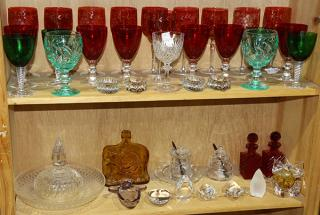 Two shelves of associated glassware and crystal including 10 etched