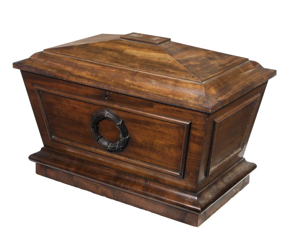 A WILLIAM IV MAHOGANY WINE COOLER of sarcophagus shape with