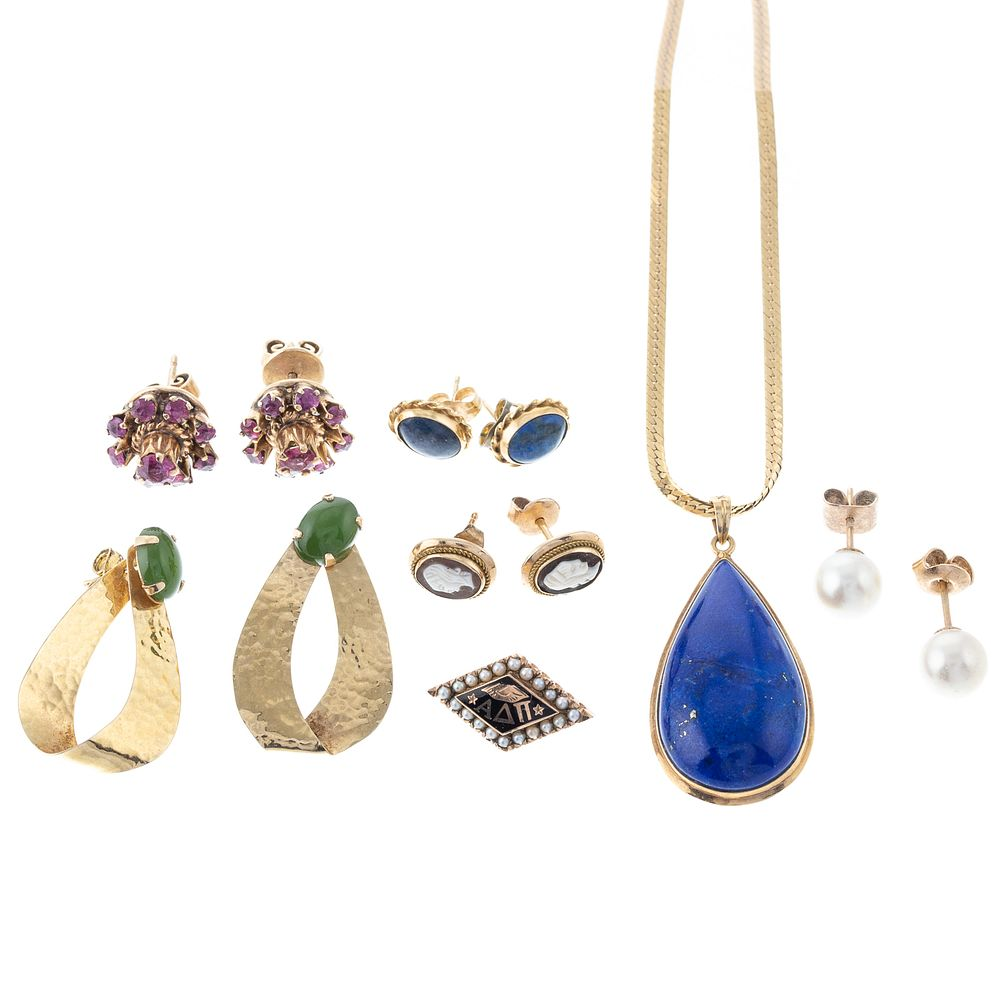 A Collection of Gemstone Jewelry in Yellow Gold 1 14K