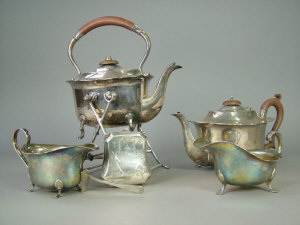 An Edwardian silver purse Birmingham 1918 engraved with baskets of