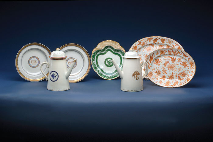 CHINESE EXPORT PORCELAIN SHELL FORM SHRIMP DISH DECORATED IN OVERGLAZE