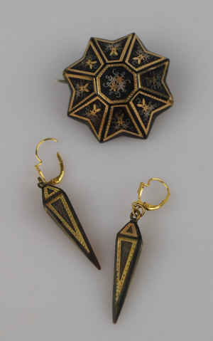 Victorian tortoiseshell pique star shaped brooch having silver and gold