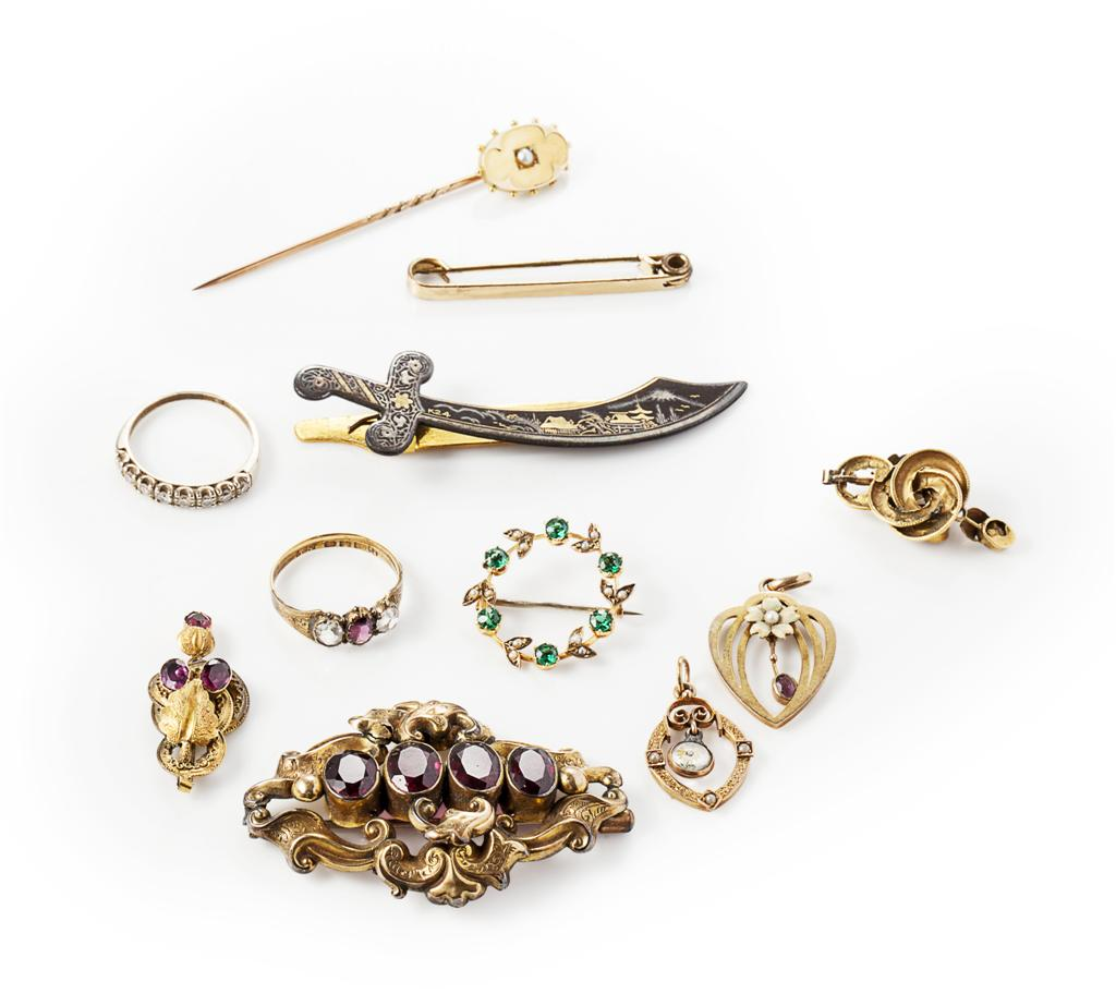 A collection of jewellery to include a yellow metal and