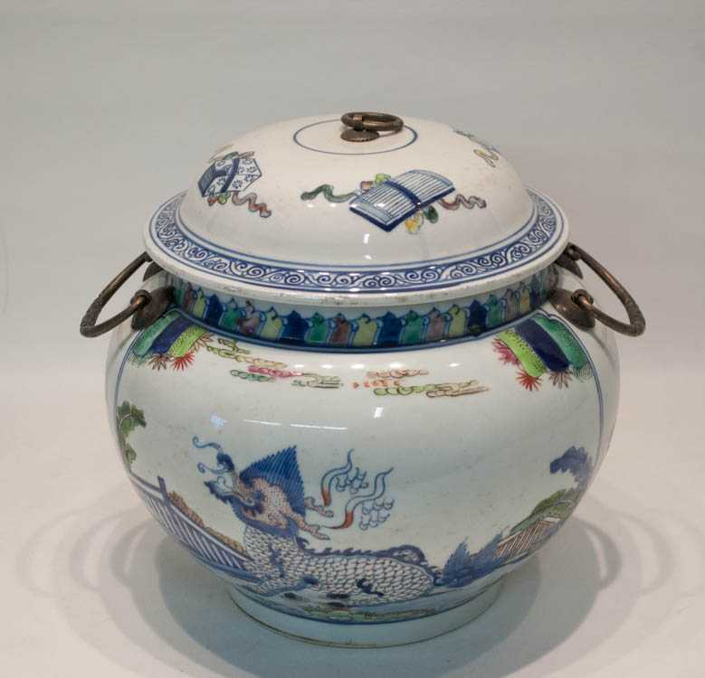 CHINESE QING DOUCAI PORCELAIN LIDDED JAR hand enameled with two