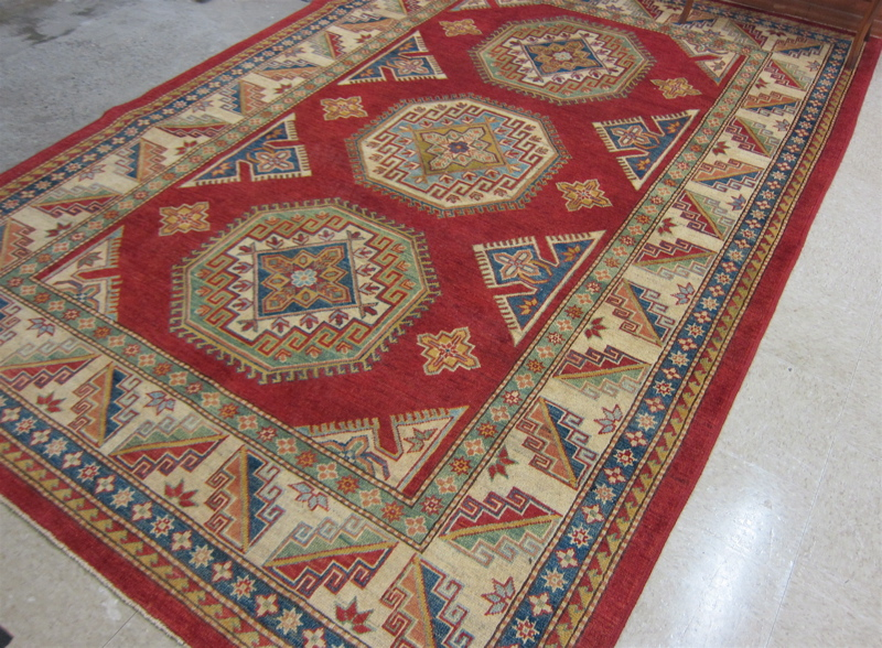 HAND KNOTTED ORIENTAL CARPET Pakistani Caucasian the rectangular red field