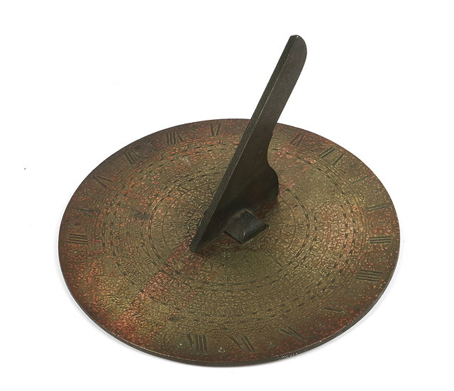 A LATE 18TH EARLY 19TH CENTURY HORIZONTAL BRASS SUNDIAL indistinctly