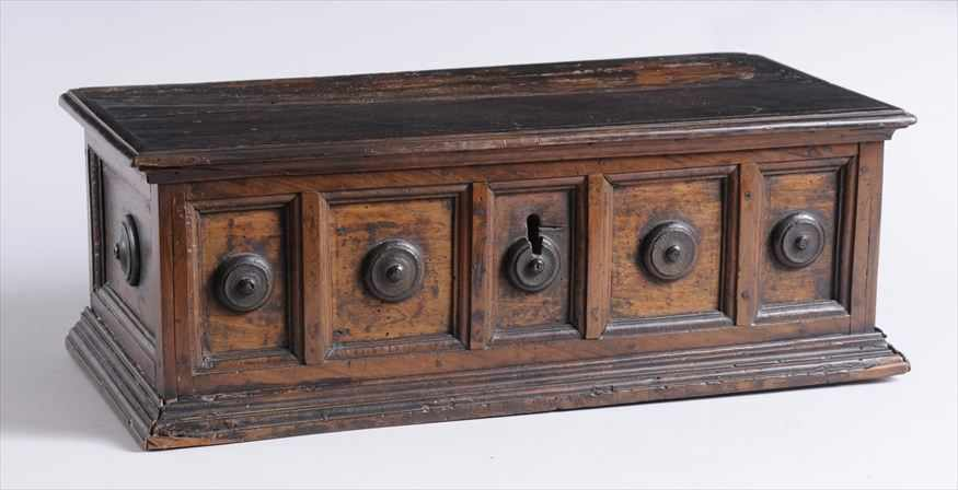 BOLOGNESE BAROQUE WALNUT COFFRET The hinged lid with applied moldings