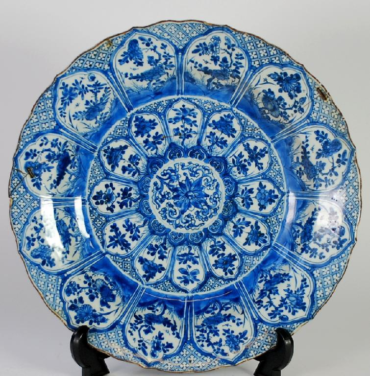 CHINESE KANG HSI PERIOD SHALLOW DISH painted in underglaze blue