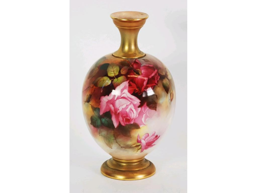 AN EARLY 20TH CENTURY ROYAL WORCESTER PORCELAIN VASE the ovoid