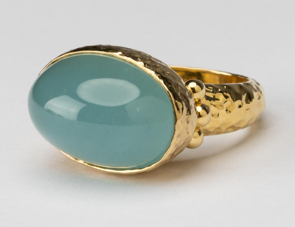 18 KARAT YELLOW GOLD AQUAMARINE RINGThe ring with hammered finish