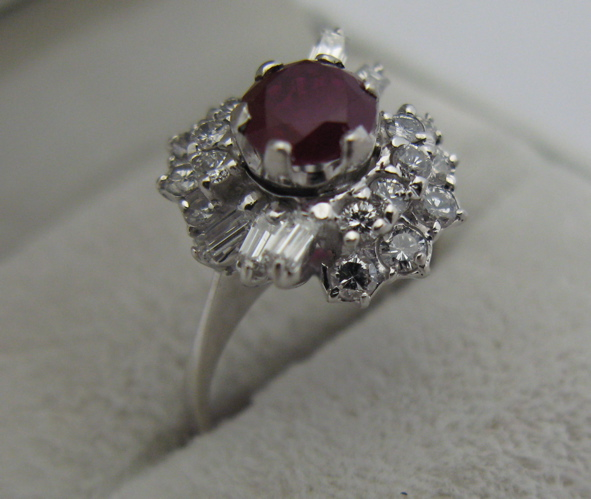 RUBY DIAMOND AND 18K WHITE GOLD RING Round cut and