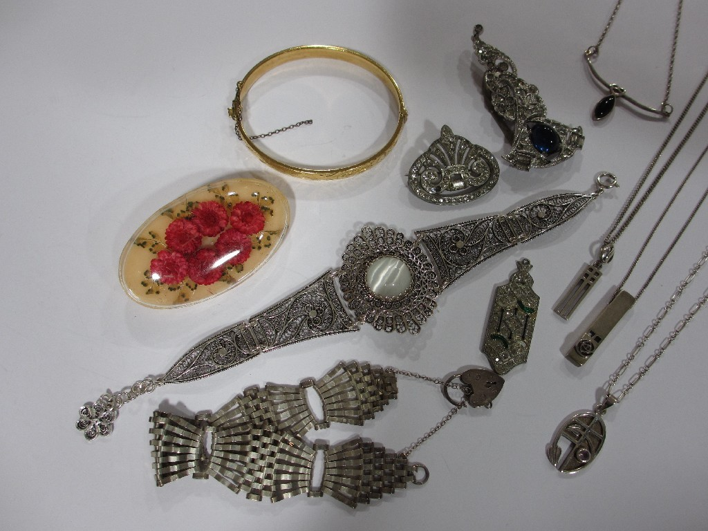 Lot comprising silver items to include filigree agate set bracelet