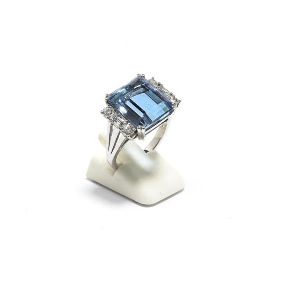 AN AQUAMARINE AND DIAMOND RING circa 1950 White gold 750