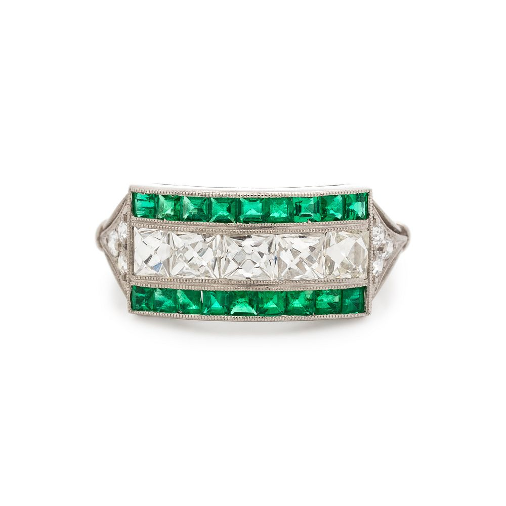 DIAMOND AND EMERALD RING DIAMOND AND EMERALD RING Containing five
