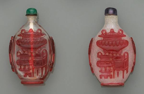 Two red overlay decorated glass snuff bottles Late Qing Dynasty