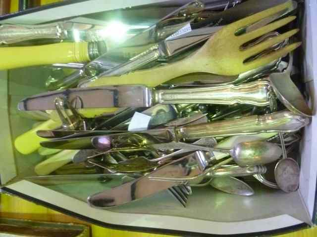 A COLLECTION OF VARIOUS SILVER AND SILVER PLATED FLATWARE including