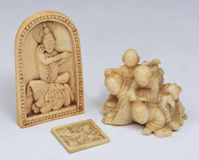 A JAPANESE IVORY OKIMONO a playful family group Meiji 5cm