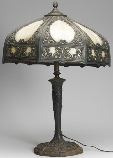 ARTS CRAFTS LIGHTING Table lamp with a shade lined in