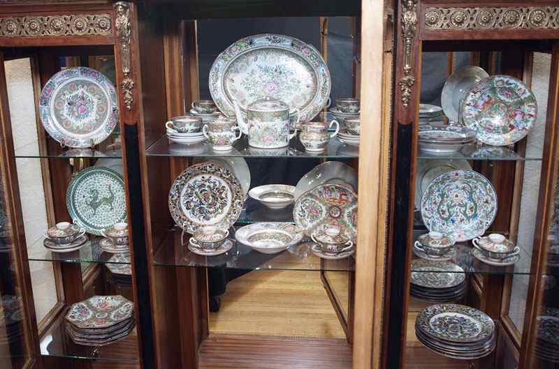 ROSE MEDALLION PORCELAIN CHINA Approx 42 pieces An accumulated set