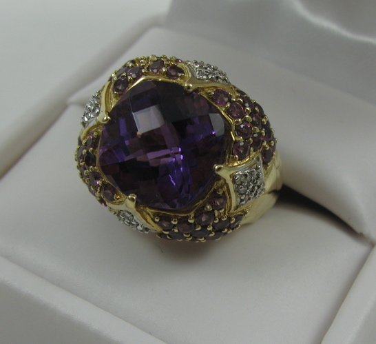 AMETHYST AND DIAMOND RING 14K yellow gold setting centering a