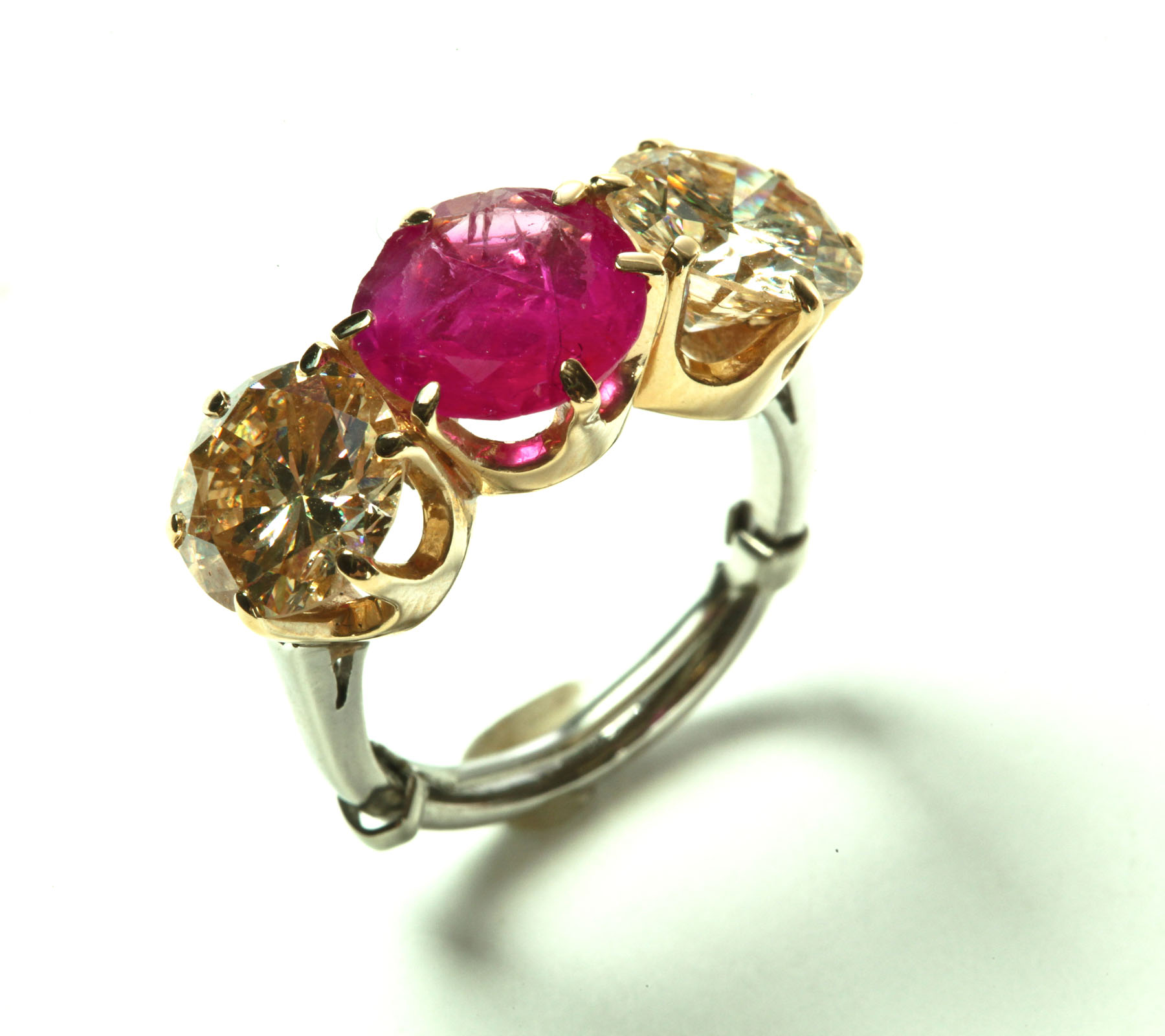 RUBY AND DIAMOND RING Twentieth century Central ruby 9 3