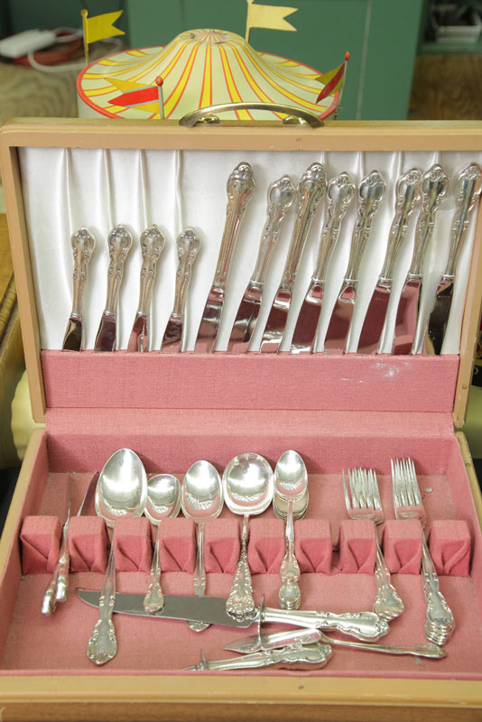 SET OF EASTERLING STERLING SILVER FLATWARE In American Classic pattern