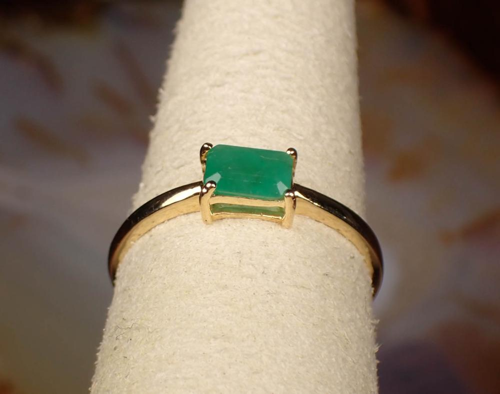 EMERALD AND FOURTEEN KARAT GOLD SOLITAIRE RING with four yellow