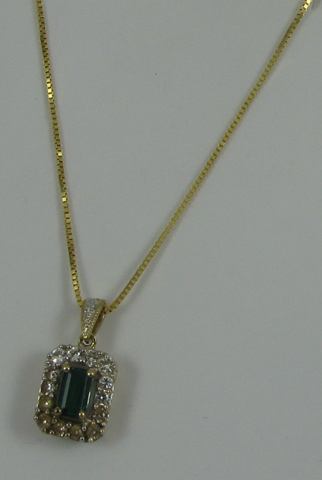EMERALD DIAMOND AND YELLOW GOLD PENDANT NECKLACE the 10k yellow