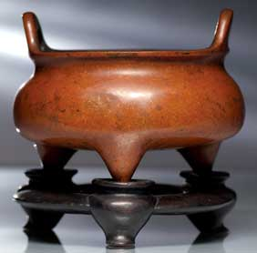 ANTIQUE CHINESE BRONZE CENSER Large and antique Chinese bronze censer