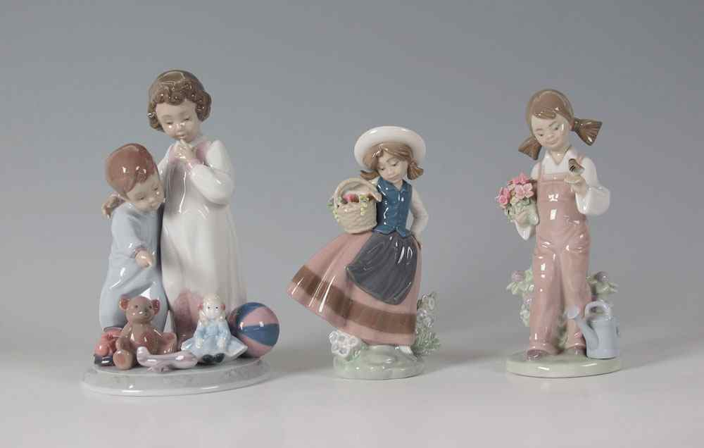 THREE LLADRO PORCELAIN FIGURINES To include THANK YOU SANTA 6674