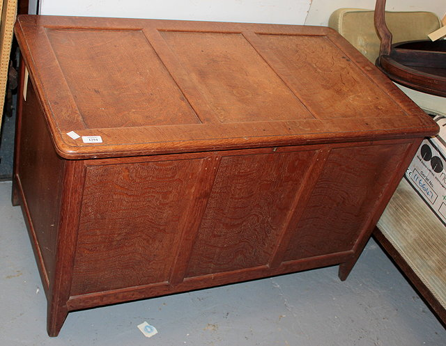 AN EARLY 20TH CENTURY PANELLED OAK AND CEDAR LINED BLANKET