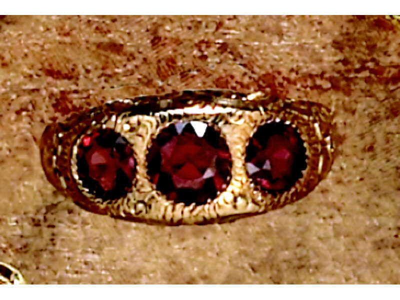 GARNET RING Rose gold heavily engraved ring with three bezel