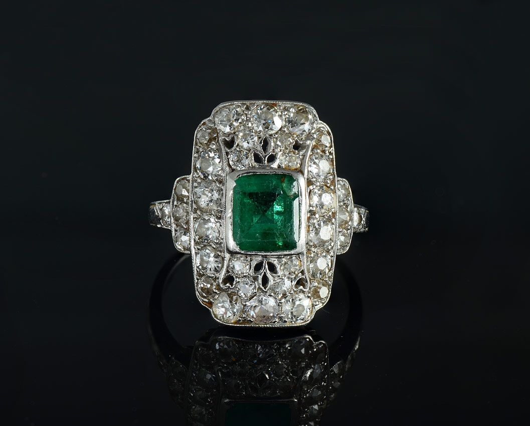PLATINUM DECO EMERALD DIAMOND RING Platinum ring centers one square