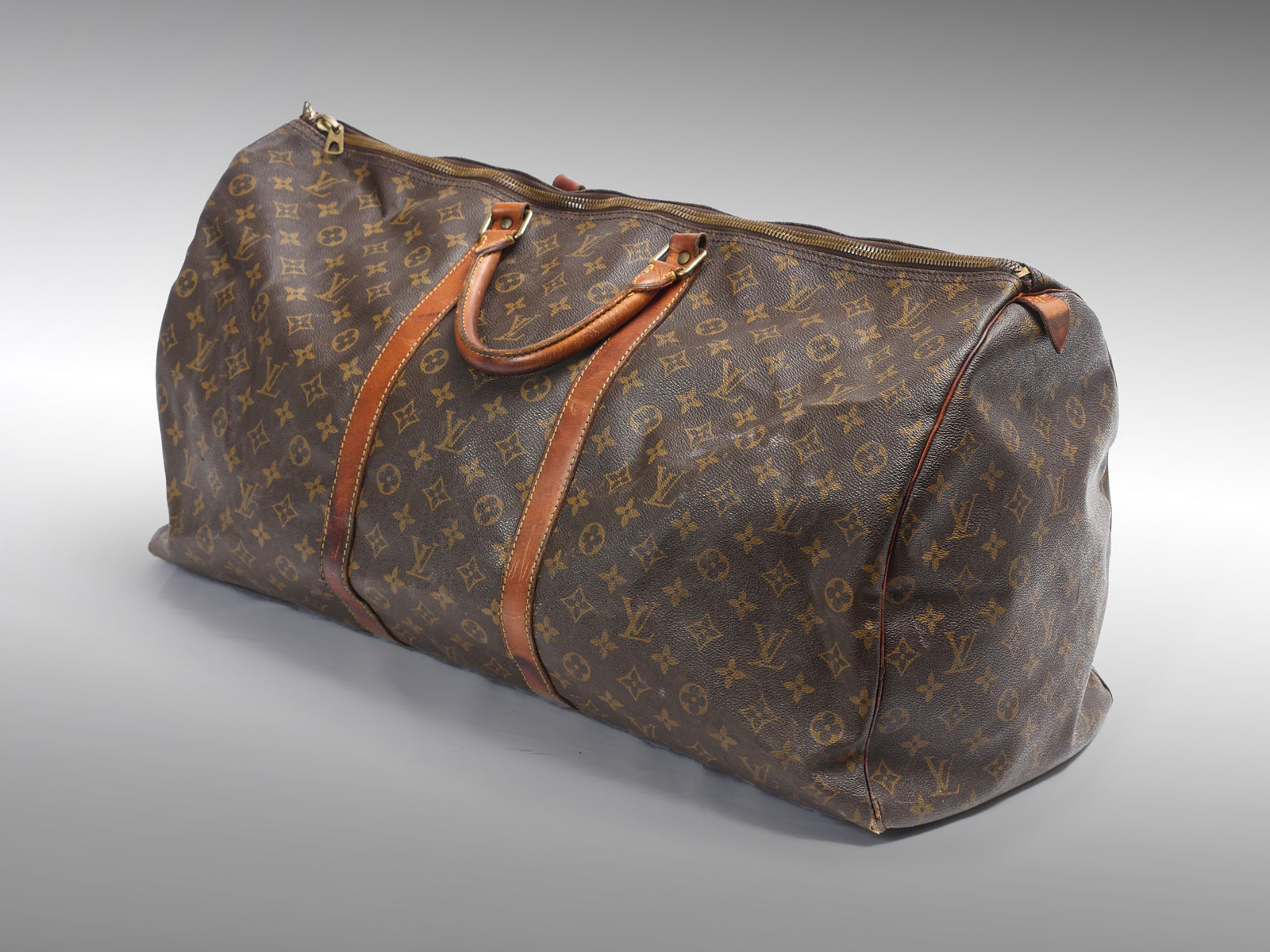 LOUIS VUITTON CARRY ON BAG This stylish duffel is crafted